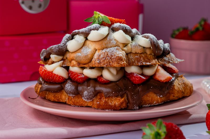 Crookie Morantella com morangos, creme e chocolate