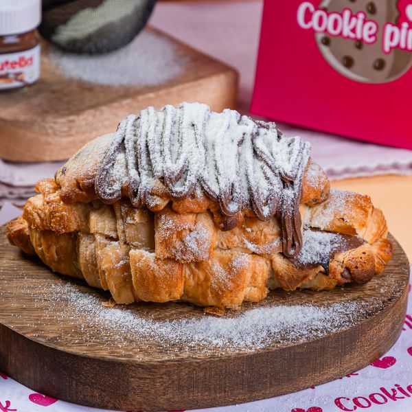 Crookie Ninho com Nutella sobre uma tábua