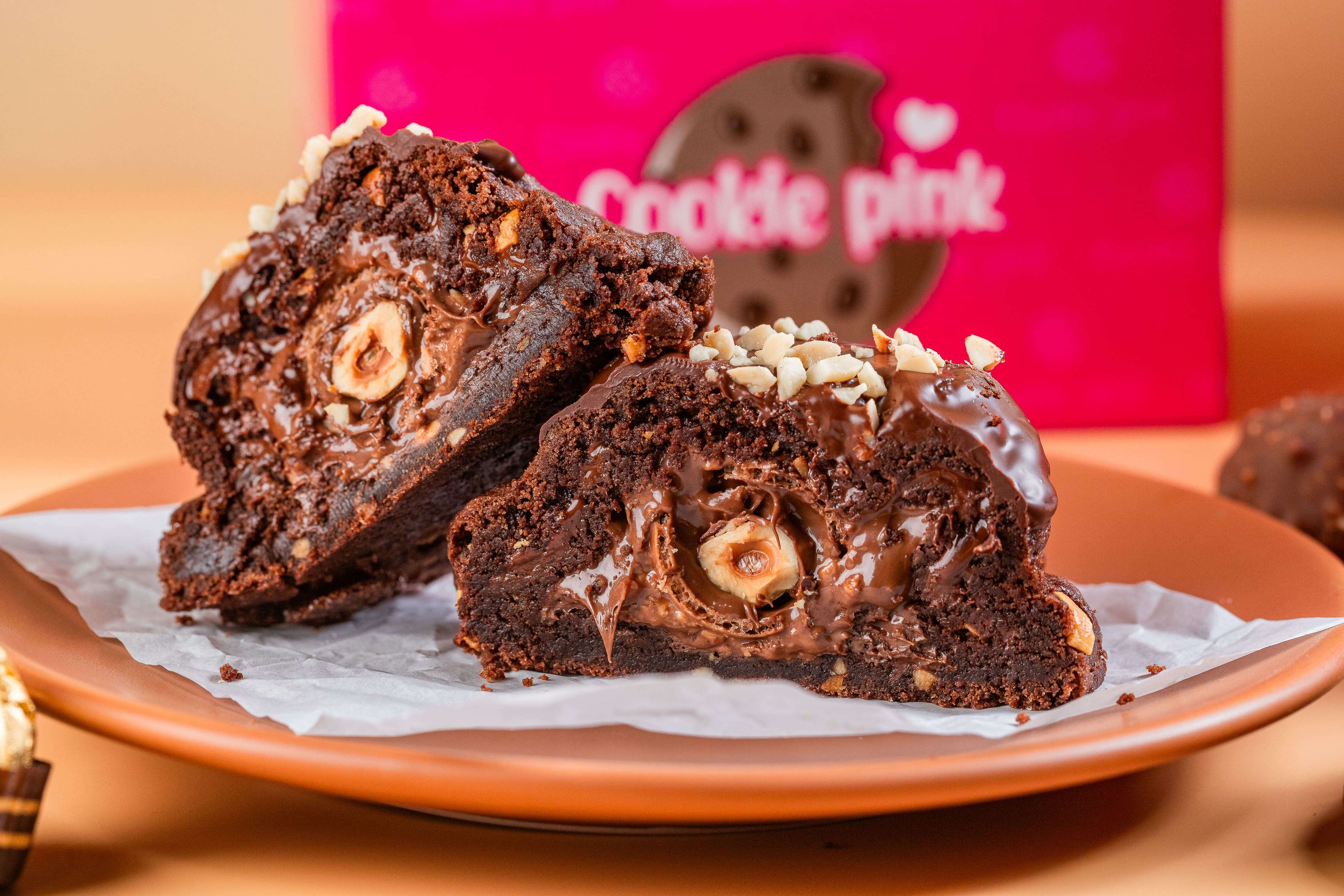 Cookie Ferrero aberto mostrando chocolate e avelã