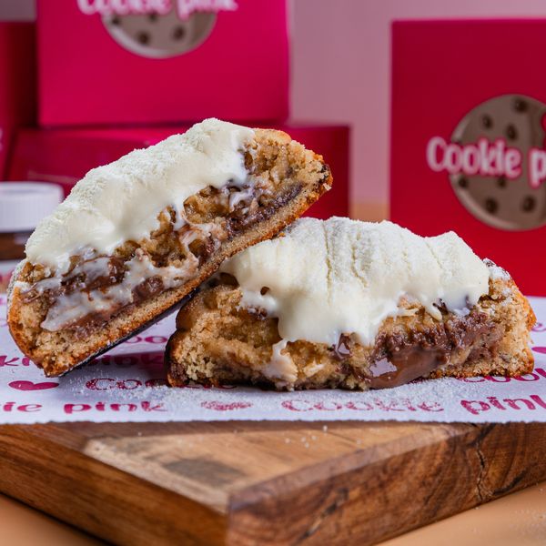 Cookie Nutininho aberto com recheio de chocolate e cobertura branca