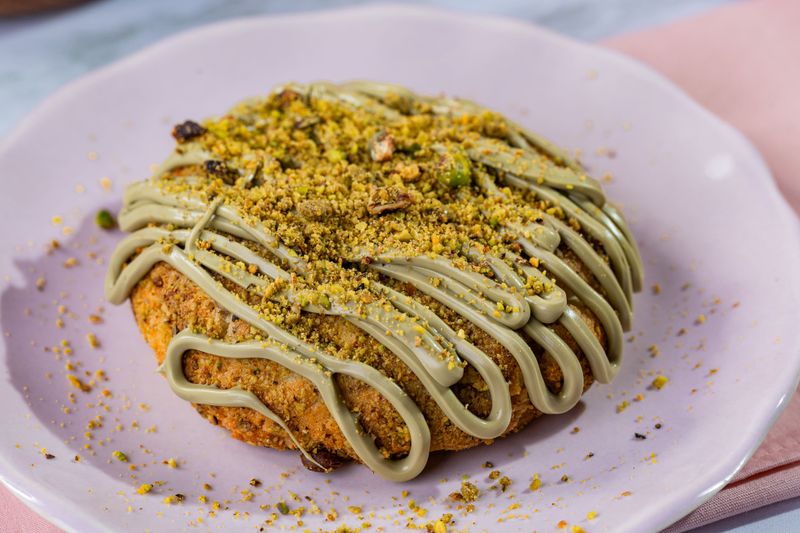 Cookie Gran Pistachio coberto com creme e pistache
