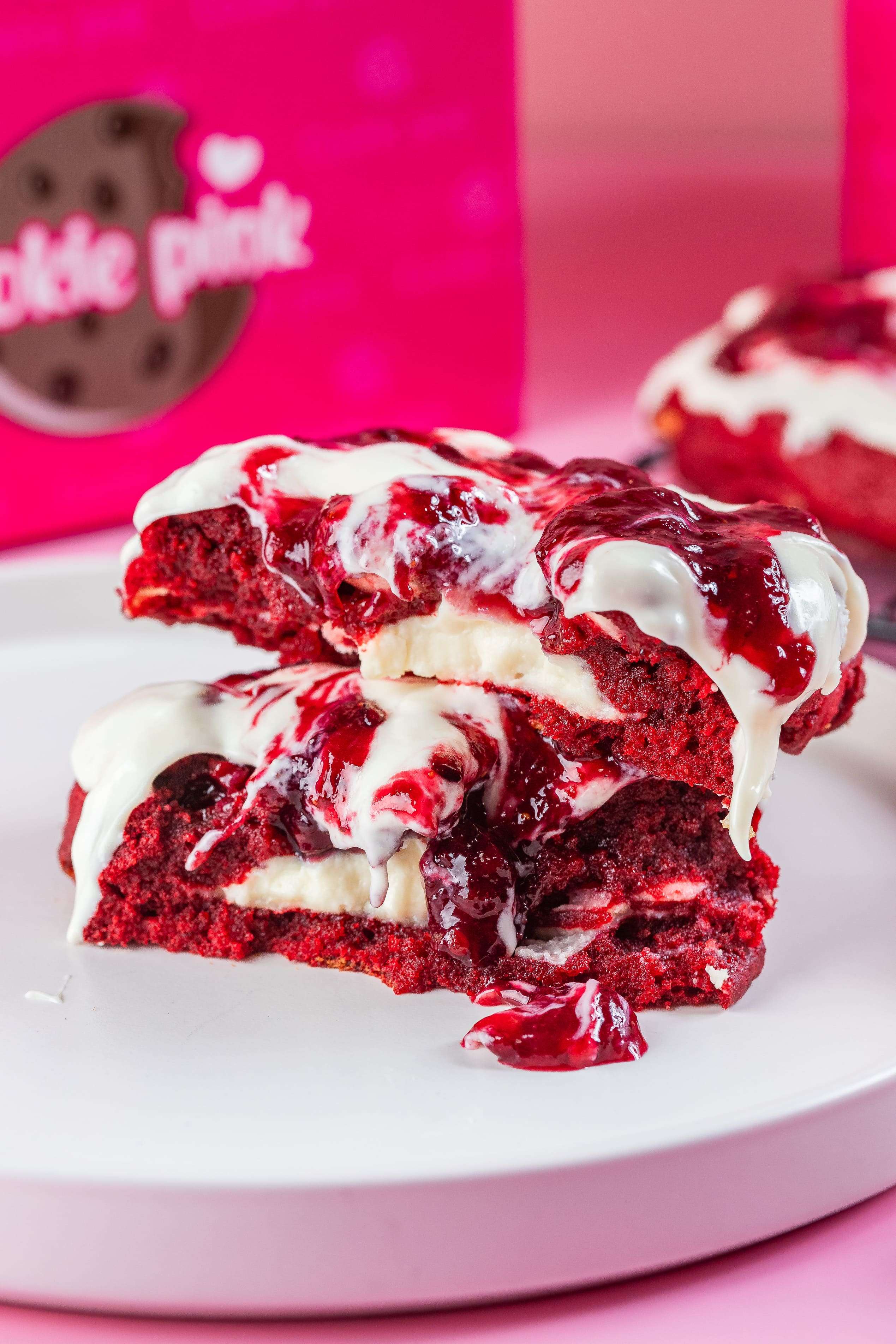 Cookie Ruby aberto com creme e cobertura vermelha