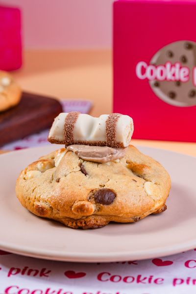 Cookie Supreme Kinder com creme e chocolate por cima